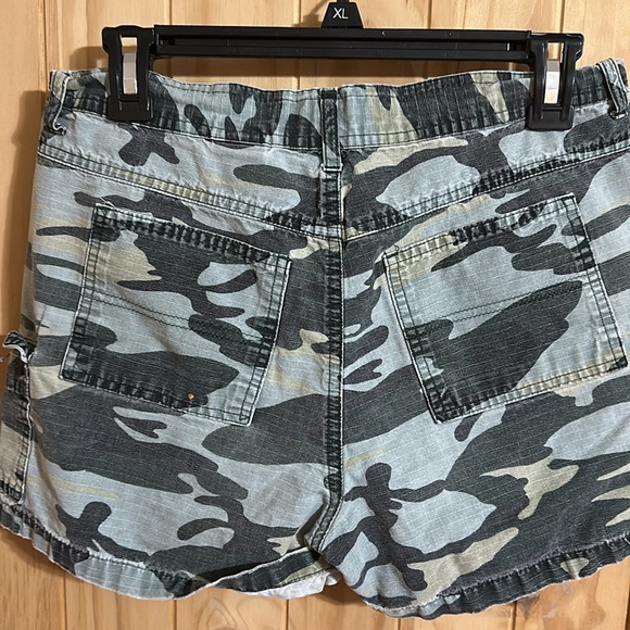 CHAZZ Camouflage Shorts - Picture 4 of 4